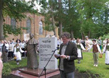 Paminklo autorius Gediminas Piekuras. Šalia skulptūros granito steloje įkomponuoti Vaižganto eilėraščio žodžiai: „Visiems visiems visiems / Tik birštonuotis, birštonuotis.../  Be galo patriotiškai, lietuviškai/  Reikia tik intencijos/  Ko tu nori/  Ir gausi./  Birštonuokimės, birštonuokimės,/  Kolei jauni esame.../  Purvai, purvų, purvais, purvuose apsipurvink,/  Vytautas nuplaus, Birutė atgaivins.“                                                      Autoriaus nuotr.