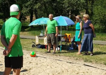 Paplūdimio futbolo turnyras, skirtas žuvusiam Vytautui Galvonui atminti, prasidėjo organizatoriaus Juozo Šiaučiulio ir V. Galvono sesers dr. Audronės Galvonaitės sveikinimo kalbomis. Varžybų stebėti atvyko V. Galvono dukra Miglė Galvonaitė. Autorės nuotr.