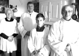 Šv. Mišių šventimui pasirengę - Vyžuonų klebonas Eugenijus Staleronka (dešinėje), kraštietis, iš Toronto atvykęs prelatas Edmundas Putrimas.