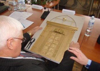 Varinėms meniškoms durims iš žmonių aukų tikimasi surinkti 200 000 eurų. Šios durys bus brangesnės už įrengtas Telšių katedroje.