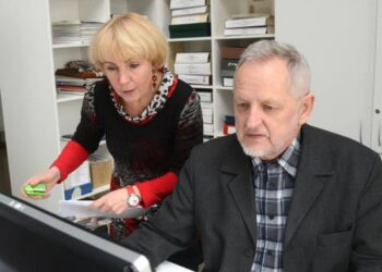 Virš 800 puslapių bibliografinį žodyną Anykščių viešosios bibliotekos Kraštotyros skyriaus vedėjai Audronei Berezauskienei padeda redaguoti dažnai  į Anykščius atvažiuojantis kraštietis mokslininkas Osvaldas Janonis. Autoriaus nuotr.