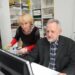 Virš 800 puslapių bibliografinį žodyną Anykščių viešosios bibliotekos Kraštotyros skyriaus vedėjai Audronei Berezauskienei padeda redaguoti dažnai  į Anykščius atvažiuojantis kraštietis mokslininkas Osvaldas Janonis. Autoriaus nuotr.