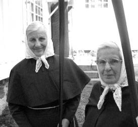 Dešiniau stovinti Janina Palskienė - uoli bažnytinių procesijų dalyvė.