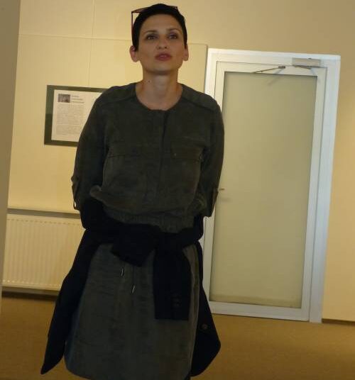 Severija Inčirauskaitė-Kriaučiūnienė metalą siuvinėja kryželiu tarsi drobę...