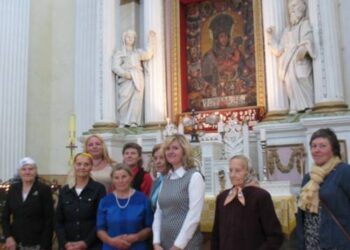 Jubiliejinius Porciunkulė atlaidus Troškūnuose išgyvenę piligrimai pasimeldė ir prie stebuklingojo, dar iš XVI amžiaus užsilikusio Švč. Dievo Motinos Rožinio Karalienės paveikslo. Autoriaus nuotr.