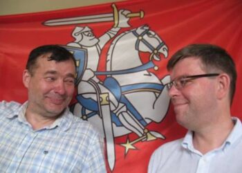 Tautiniame - patriotiniame kabinete, šalia istorinės, Lietuvos Didžiąją Kunigaikštystę menančios vėliavos du ambasadoriai – Marius Janukonis (dešinėje) ir Virginijus Strolia. Autoriaus nuotr.
