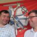 Tautiniame - patriotiniame kabinete, šalia istorinės, Lietuvos Didžiąją Kunigaikštystę menančios vėliavos du ambasadoriai – Marius Janukonis (dešinėje) ir Virginijus Strolia. Autoriaus nuotr.