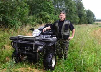 Debeikių seniūnijos gyventojas Deividas Ramonas radęs tris kritusius šernus, mano, kad tuose pačiuose pamiškės brūzgynuose jų gali būti ir daugiau. Autoriaus nuotr.