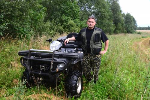 Debeikių seniūnijos gyventojas Deividas Ramonas radęs tris kritusius šernus, mano, kad tuose pačiuose pamiškės brūzgynuose jų gali būti ir daugiau. Autoriaus nuotr.
