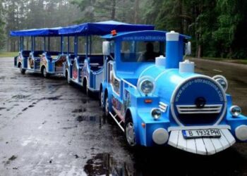 Anykščių turizmo informacijos centras naudotą traukinuką už 38 500 eurų įsigijo Bulgarijoje. Nuot. Jono JUNEVIČIAUS