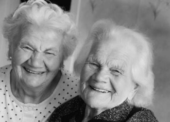Mama Leonora Mišinienė ir dukra Angele Puodžiūnienė - vos ne kaip seserys. Vienas šmaikštuolis netgi pajuokavo, kad 95–metį atšventusi L. Mišinienė atrodo ne prasčiau kaip Anglijos karalienė. Autoriaus nuotr.