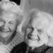 Mama Leonora Mišinienė ir dukra Angele Puodžiūnienė - vos ne kaip seserys. Vienas šmaikštuolis netgi pajuokavo, kad 95–metį atšventusi L. Mišinienė atrodo ne prasčiau kaip Anglijos karalienė. Autoriaus nuotr.