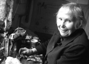 Smagioji siuvėja Vitolda Neniškienė iš Liepų gatvės Svėdasuose, linksmai šypsosi, prie senosios siuvimo mašinos „Singer“ prisėda, ir suvokia, kad palengva gyvenimo šimtan žengia.