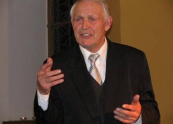 Anykštėnas Juozas Danilavičius,statant medinę pilį, rajono merą Kęstutį Tubį  ragina būti ryžtingu.