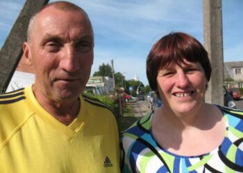 „Neisim, mums čia gerai“, - sakė Vanda ir Algirdas Biškauskai, bet valdžia, paskelbusi namą avariniu ir netinkamu gyventi,  juos iškeldino. Žmonės įtaria, kad pastatus parduos...