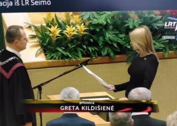 Prisiekia Seimo narė Greta Kildišienė.