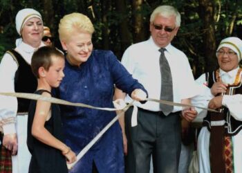 Atidarant Lajų taką, Anykščių regioninio parko direktorius Kęstutis Šerepka simbolinę juostę kirpo kartu su šalies Prezidente Dalia Grybauskaite. Jono JUNEVIČIAUS nuotr.