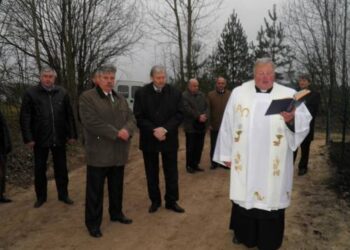 Kunigas Marijonas Savickas yra gimęs ir augęs Traupio seniūnijos Levaniškių kaime.