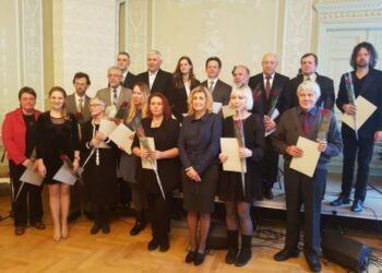Antano Baranausko ir Antano Vienuolio - Žukausko memorialinio muziejaus direktorius Antanas Verbickas ( antroje eilėje stovi antras iš dešinės) premiją gavo už muziejininkystės darbus.