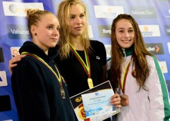 Tituluočiausia Lietuvos plaukikė Rūta Meilutytė Anykščių baseine buvo nepralenkiama - 100 m. krūtine  ji įveikė per 1 min.05,20 sek. ir tapo šalies čempione. Ji aplenkė lietuvę Agnę Šeleikaitę ir Juliją Lemke iš Baltarusijos. Jono JUNEVIČIAUS nuotr.