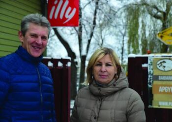 Kavinės „Erdvė“ savininkas Algirdas Šimkus kalbėjo, jog šiais metais namuose vėl pradėjo kūrenti kietojo kuro katilą - kavinėje dujų vartojimo nesumažinsi, tad taupo bent namuose.