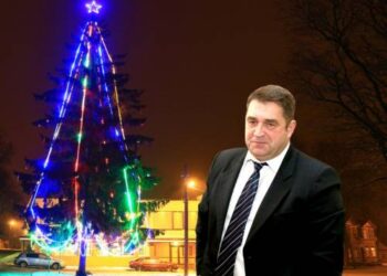 Melsva ir rožine spalvomis šviečiančia žvaigžde papuošta Šimonių eglė Dainui Bardauskui asocijuojasi su komunistų simboliu ant Kremliaus bokštų. Nuotr. iš „Panskliautas“, A. Švelnos fotomontažas.