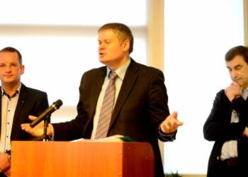 Anykščių savivaldybės administracijos Teisės, personalo ir civilinės metrikacijos skyriaus vedėjas Alfredas Bulotas (centre) išdėstė, kad Taryba tiesiog privalo nutraukti užtvankos nuomos sutartį su UAB"Sontesa". Kairėje - šios bendrovės vadovas Marius Andriulevičius, dešinėje - Žemės ūkio skyriaus specialistas Audronius Juodis. Jono JUNEVIČIAUS nuotr.