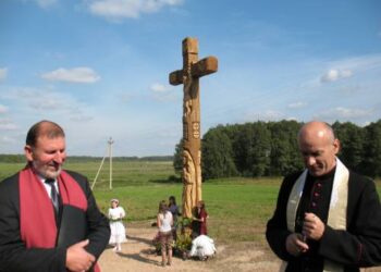 Prie Papilių kryžkelės - iš Papilių kilęs signataras Jonas Šimėnas ir Papilių koplyčia besirūpinantis Troškūnų klebonas, kan. Saulius Filipavičius