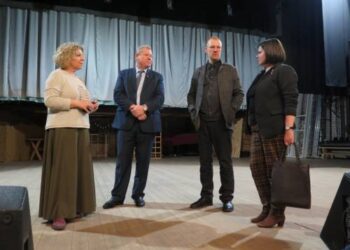 Anykščių rajono Kultūros centro direktorė Dijana Petrokaitė bei rajono meras Kęstutis Tubis susitiko su Lietuvos nacionalinio dramos teatro generalinis direktoriumi Martynu Budraičiu ir generalinio direktoriaus pavaduotoja Ieva Skaržinskaite. Nuotrauka iš Anykščių savivaldybės administracijos internetinės svetainės.