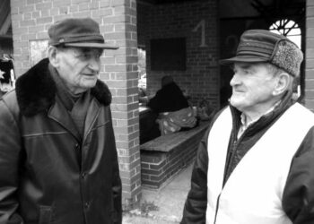Susitikimas miestelio turguje: šnekučiuojasi Bronius Pivoriūnas (kairėje) ir Jonas Balaišis.