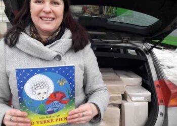 Aida Maksvytytė prie dar "šiltos" knygos.