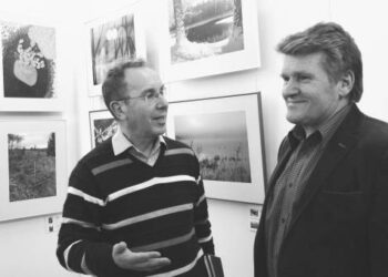 Pirmą kartą šioje parodoje dalyvaujantis Vladislovas Maslinskas susitiko kurso draugą, parodos diplomą pelniusį ir fotografams apie gamtos fotografavimo etiką ir estetiką pasakojusį Ekologijos ir Aplinkotyros centro direktorių doc. dr. Stanislovą Sinkevičių. Autoriaus nuotr.