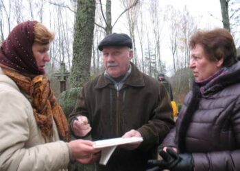 Butėnų bendruomenės pirmininkė Lendrina Meškauskaitė (kairėje) šnekučiuojasi su Sero rajono senbuviais - Regina ir Rimantu Vilučiais.