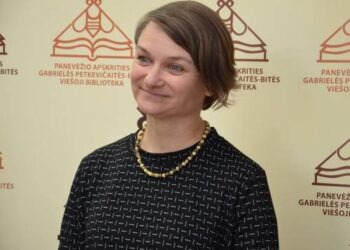 Anykščių J. Biliūno gimnazijos bibliotekos vedėją Renatą Miškinienė įvertino ir kolegos iš Panevėžio. Arūno REVOTO nuotr.