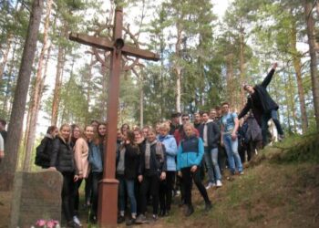 Kauno gimnazistai Butkiškių kalvoje pagerbė Aukštaitijos partizanų vadą Antaną Slučką - ŠarūnąAutoriaus nuotr.
