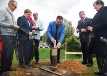 2016 m. rugsėjo 27-ąją ant Šeimyniškėlių piliakalnio vyko pilies statybų pradžios iškilmės, sakytos skambios kalbos, užkasta statybų pradžią įamžinusi kapsulė su deklaracijomis, centais ir rąsto gabalėliu, kuris yra neva iš istorinės Vorutos pilies. Per statybų pradžios iškilmes pirmaisiais smuikais grojo Anykščių rajono meras Kęstutis Tubis (antras iš dešinės) ir rangovas Povilas Gurklys (centre).
