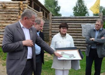 Seimo delegacijai ir paveldosaugininkams Anykščių rajono savivaldybės meras Kęstutis Tubis (kairėje) prie Šeimyniškėlių piliakalnio kol kas galėjo pademonstruoti tik pilies eskizą.