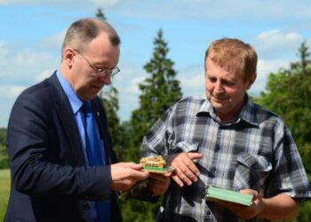 Paveldosaugininkas, istorikas, Seimo narys Naglis Puteikis (laikantis pilies maketą) kategoriškai nepalaiko pilies statybų ant piliakalnio idėjos, bet ragina ją statyti šalia piliakalnio.