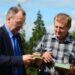 Paveldosaugininkas, istorikas, Seimo narys Naglis Puteikis (laikantis pilies maketą) kategoriškai nepalaiko pilies statybų ant piliakalnio idėjos, bet ragina ją statyti šalia piliakalnio.