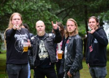 "Anykštai" pozuoja grupės "Distillator" iš Nyderlandų  nariai. Jono JUNEVIČIAUS nuotr.
