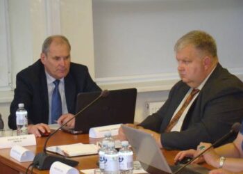 Savivaldybės administracijos direktoriaus pavaduotojas Ramūnas Blazarėnas (dešinėje) stebisi, kad žmonėms reikalingos eismo saugumą užtikrinančios priemonės.