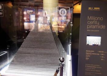 Pinigų piramidė – dviejų jaunų fizikų kūrinys, laimėjęs Gineso rekordą.