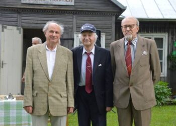 Šventės Kunigiškių muziejaus kiemelyje metu nebuvo pamiršti pasveikinti ir 80 metų sukaktis pasiekę (iš kairės į dešinę) inžinierius Aleksandras Algimantas Indriūnas, aktorius Ferdinandas Pranas Jakšys, mokslininkas bibliografas Romualdas Vytautas Rimša