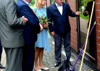 Šalia bibliotekos kultūros ministrė  Liana Ruokytė - Jonsson apžiūrėjo fotografijų parodą apie Anykščius.