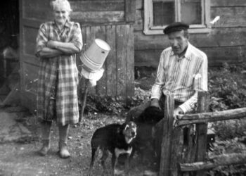 Nuotrauka iš senų senų laikų - 1990 m. klajonių po Šimonių girią. Povilas Kavoliūnas su savo žmona Aldona ir ištikimais sargybiniais...