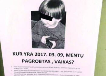 Štai tokie skelbimai ant pastatų Anykščiuose klijuojami jau keletą savaičių.