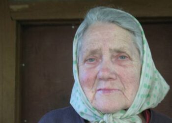Valė Sedelskienė žengia pro senosios trobos verandą.
