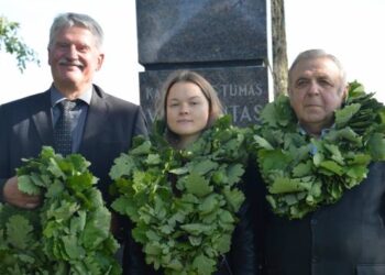 Atminimui įsiamžino visi trys ką tik per “Vaižgantines” pagerbti laureatai ( iš kairės į dešinę) istorikas Egidijus Aleksandravičius, studentė Greta Šinkūnaitė ir seniūnaitis Kunigiškių krašto šviesuolis Pranas Maišelis