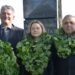 Atminimui įsiamžino visi trys ką tik per “Vaižgantines” pagerbti laureatai ( iš kairės į dešinę) istorikas Egidijus Aleksandravičius, studentė Greta Šinkūnaitė ir seniūnaitis Kunigiškių krašto šviesuolis Pranas Maišelis