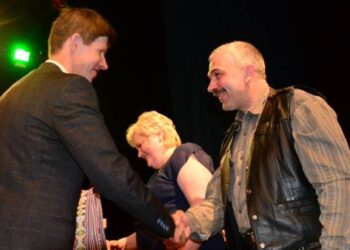 Lietuvos ūkininkų sąjungos Anykščių skyriaus vadovas Žilvinas Augustinavičius sveikina Metų ūkio konkurso nugalėtojus ūkininkus iš Viešintų seniūnijos Ligitą ir Algį Bukauskus. Jono JUNEVIČIAUS nuotr.